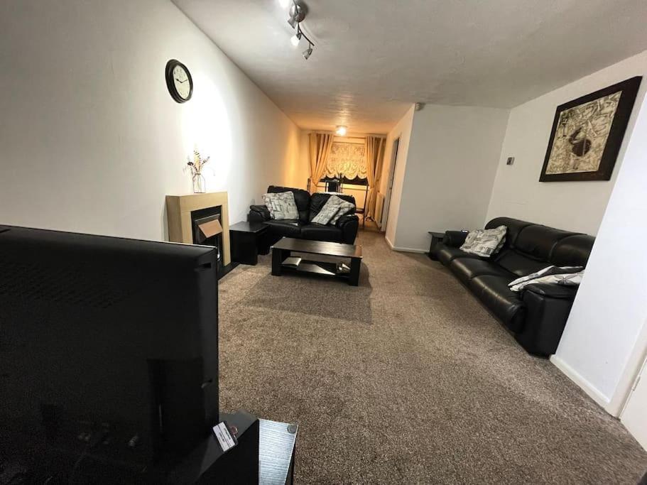 Princess 3 Bedroom House + Offstreet Parking +Wifi Leeds  Dış mekan fotoğraf