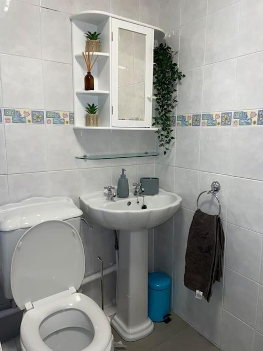 Princess 3 Bedroom House + Offstreet Parking +Wifi Leeds  Dış mekan fotoğraf